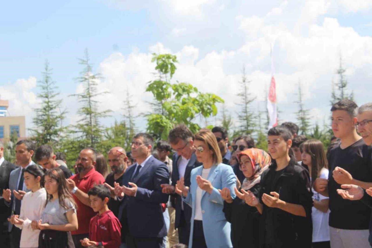 Depremde hayatını kaybeden öğrenciler adına fidan dikildi