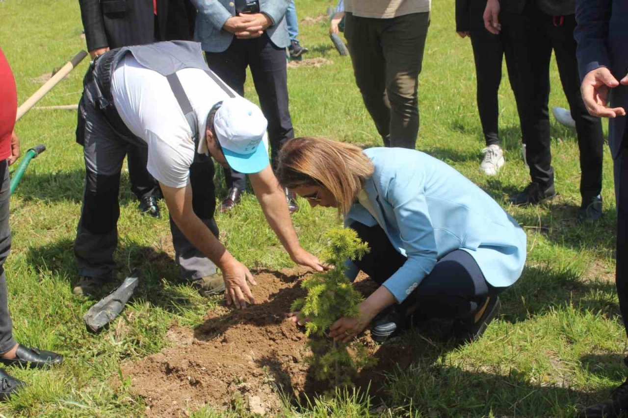 Depremde hayatını kaybeden öğrenciler adına fidan dikildi