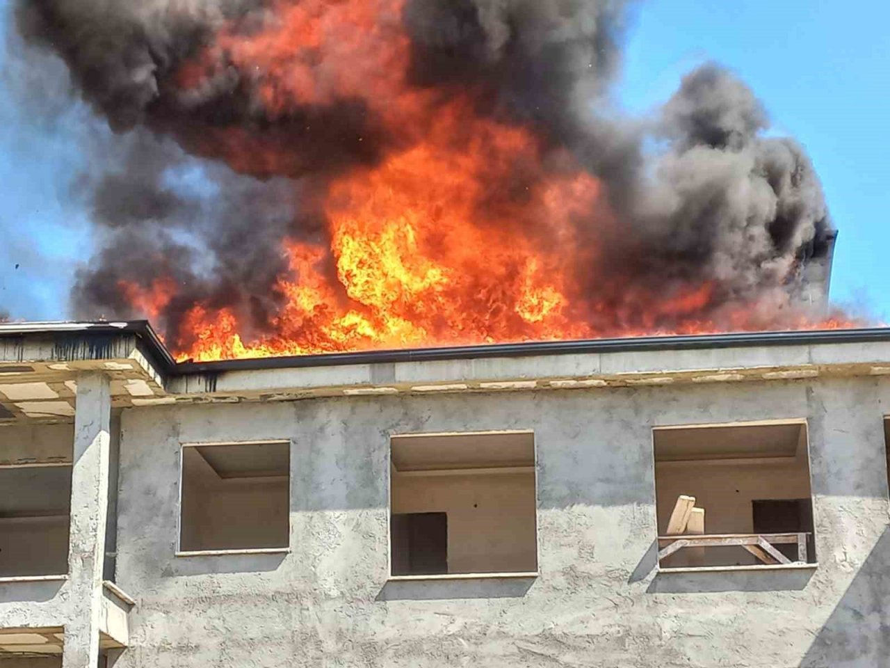 Çatı yangını korkuttu