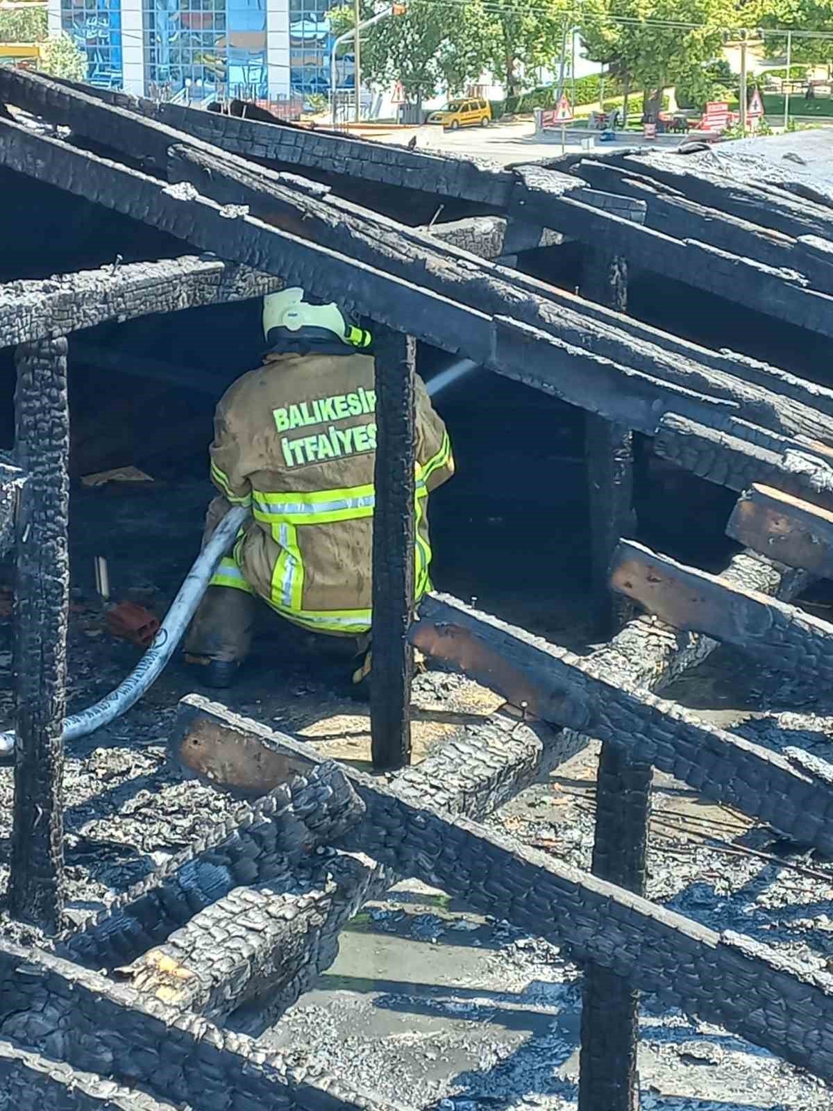 Çatı yangını korkuttu