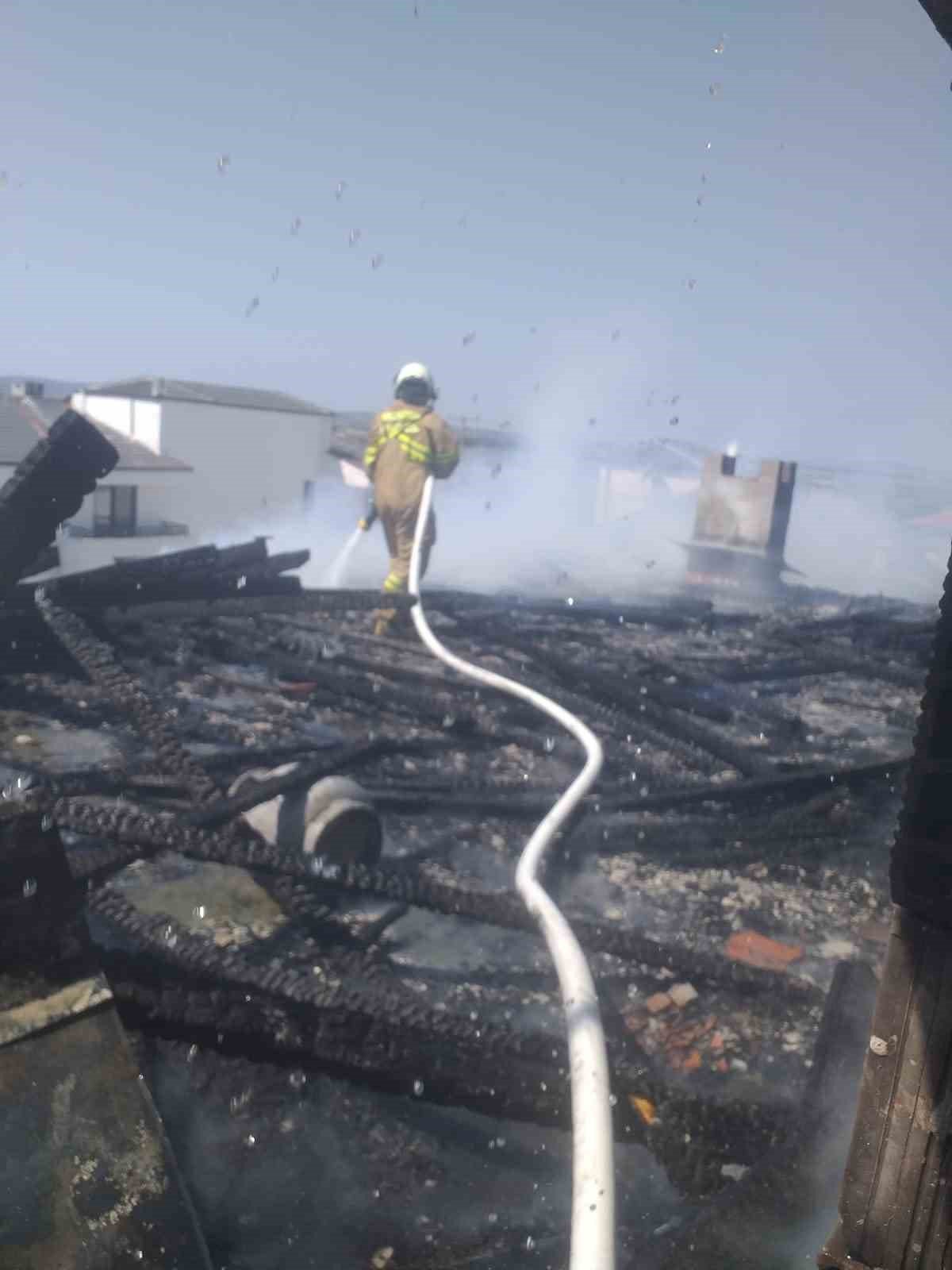 Çatı yangını korkuttu