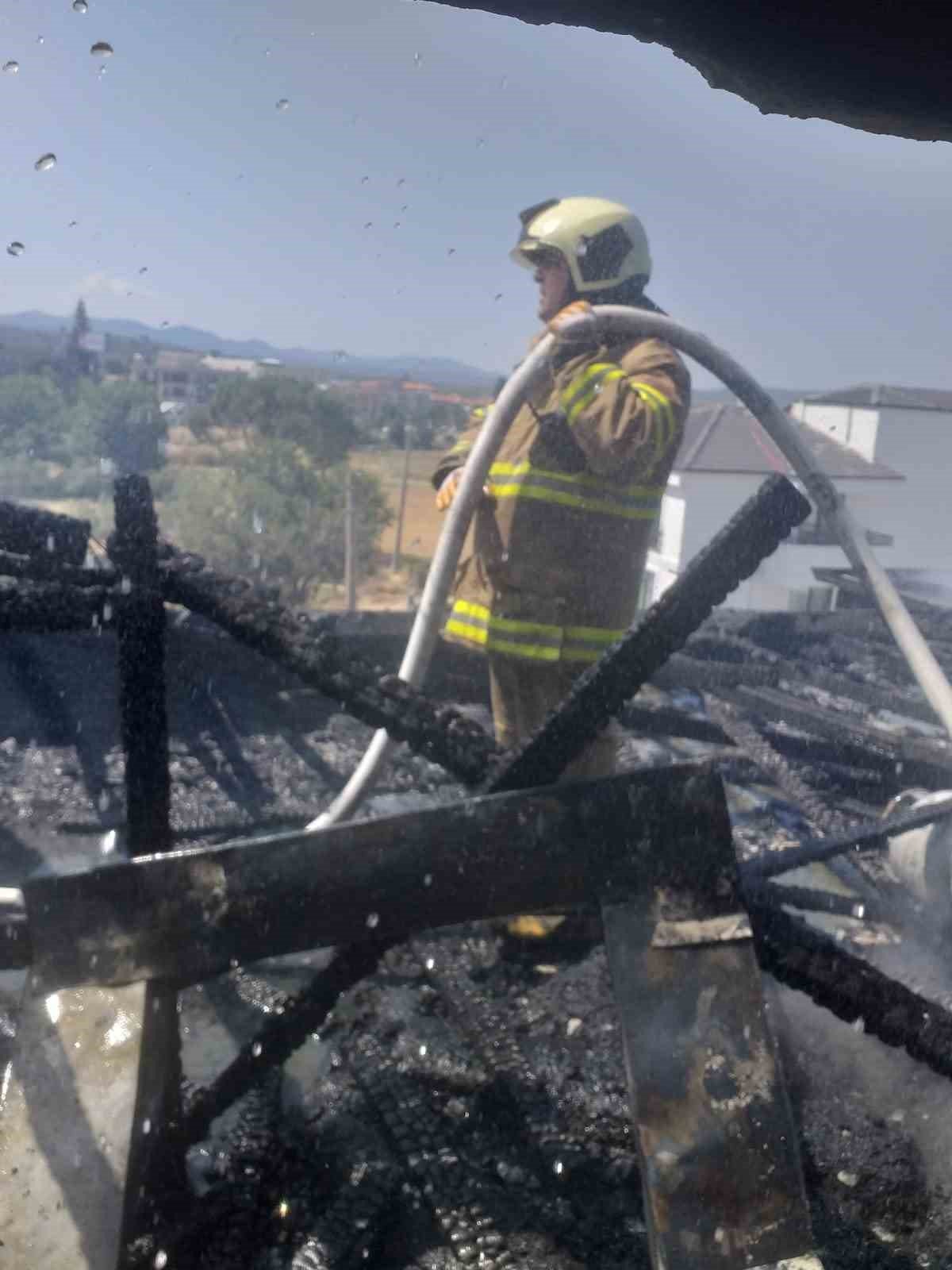 Çatı yangını korkuttu