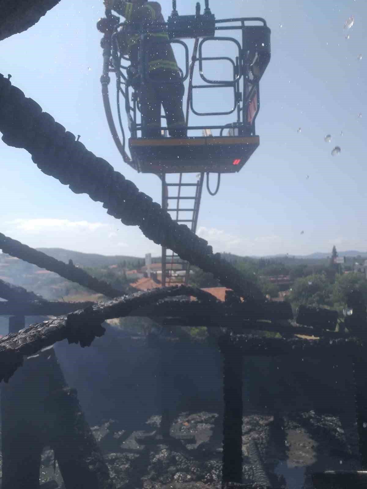 Çatı yangını korkuttu
