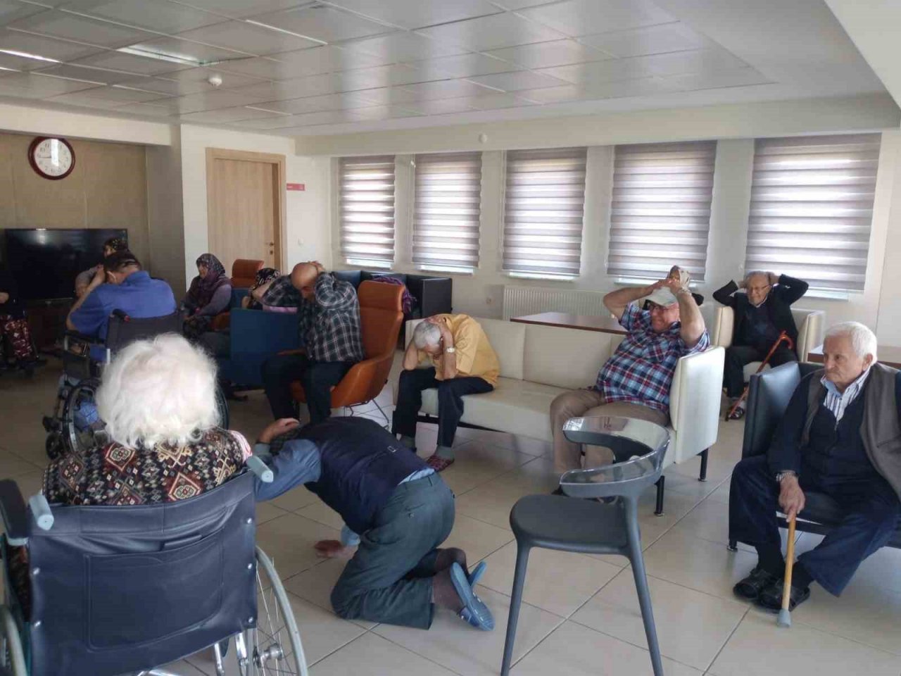 Huzurevi sakinlerine afet farkındalık eğitimi verildi