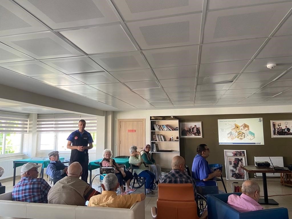 Huzurevi sakinlerine afet farkındalık eğitimi verildi