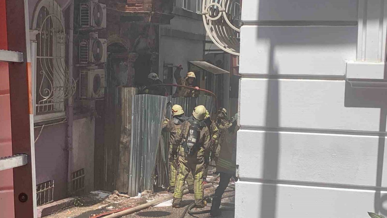 Beyoğlu’nda metruk binada korkutan yangın