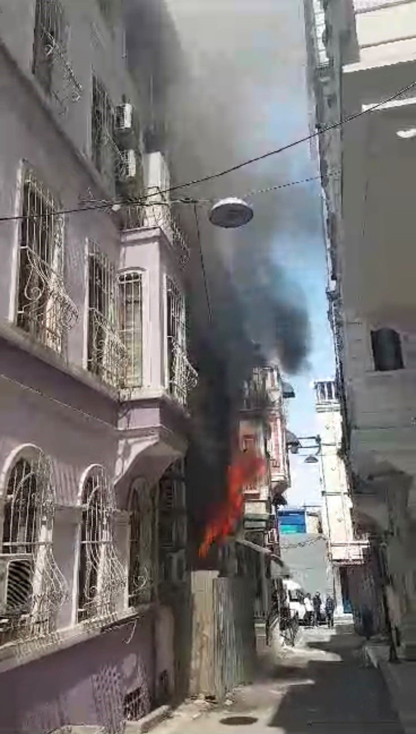 Beyoğlu’nda metruk binada korkutan yangın
