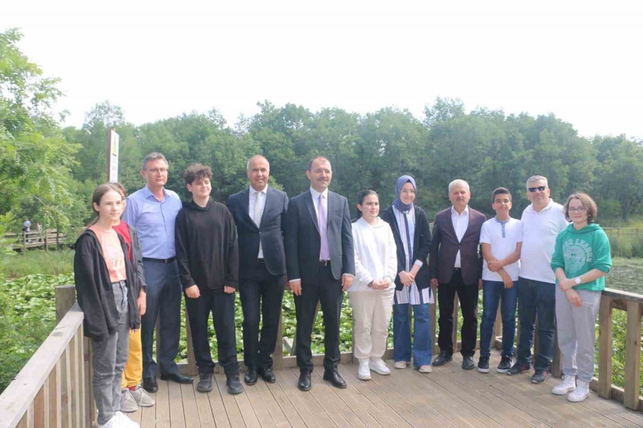 Biga’da deneme sınavlarında başarı gösteren öğrenciler ödüllendirildi