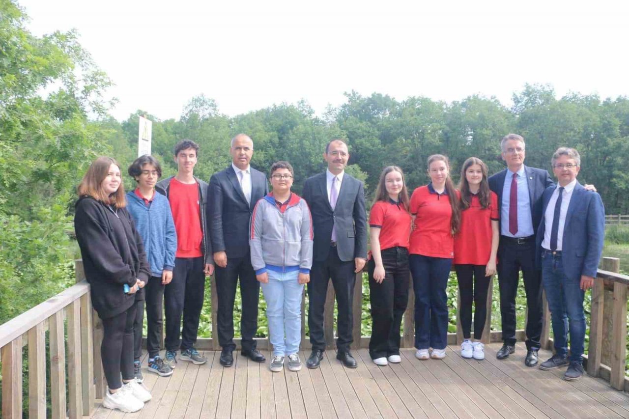 Biga’da deneme sınavlarında başarı gösteren öğrenciler ödüllendirildi