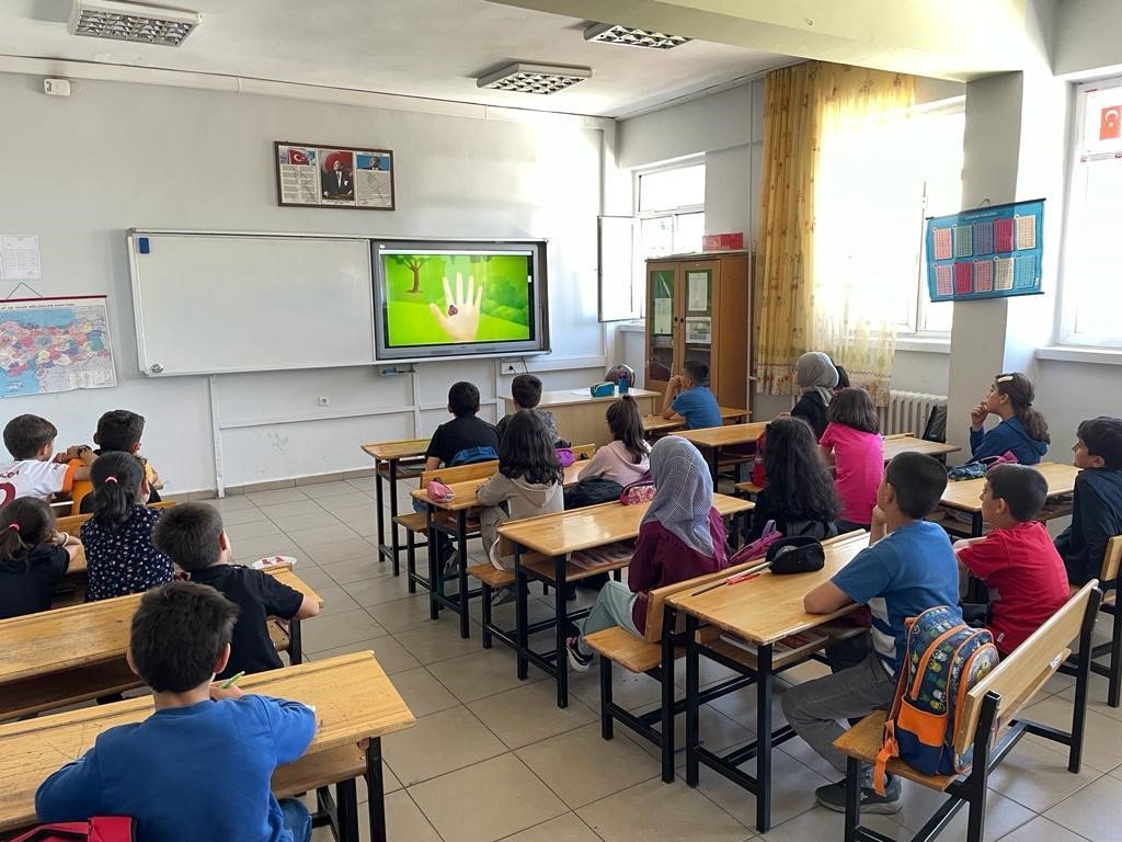 Genç’te vatandaşlara kene ile mücadele eğitimi verildi