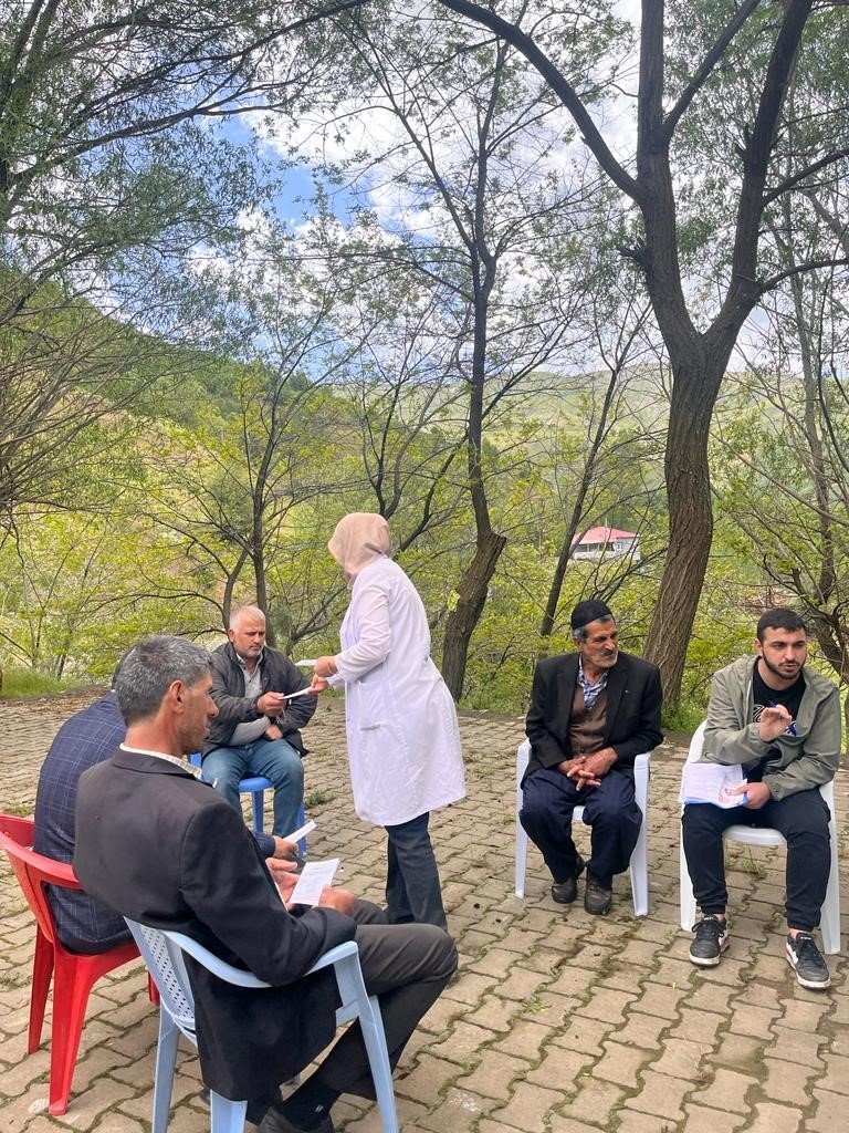 Genç’te vatandaşlara kene ile mücadele eğitimi verildi