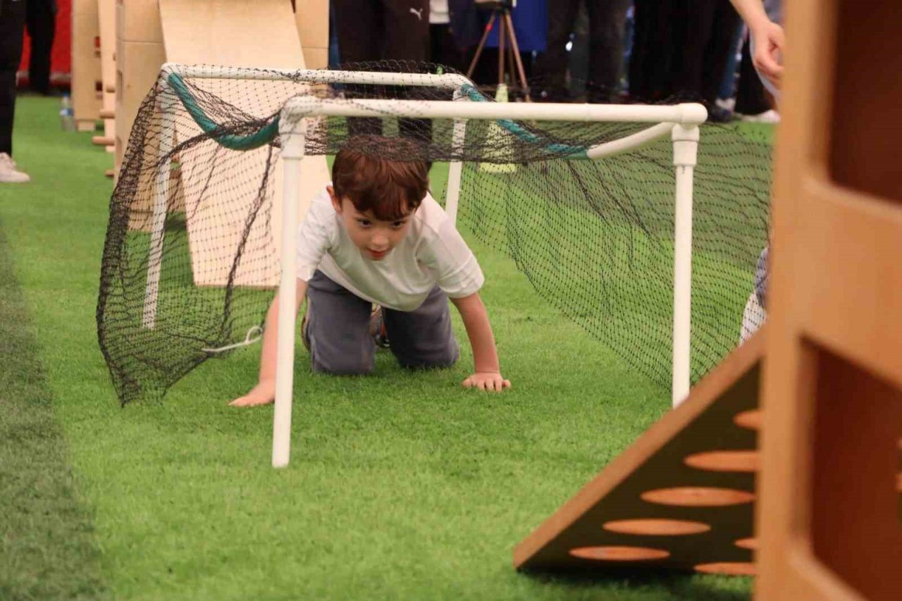 Minik halı sahada ter döktü