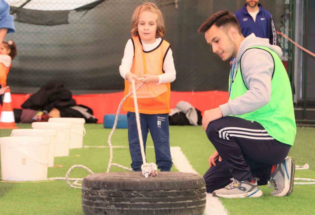 Minik halı sahada ter döktü