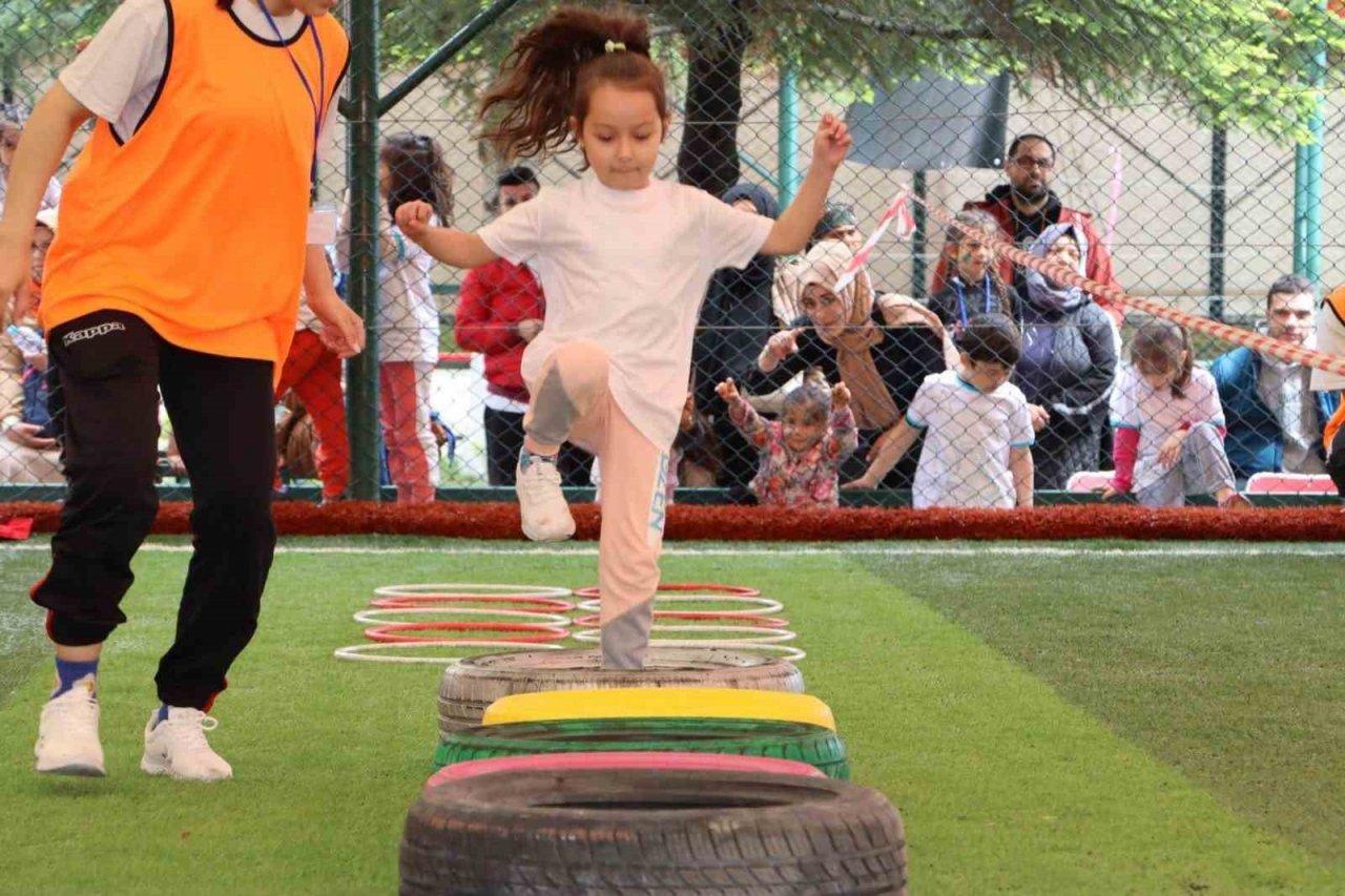 Minik halı sahada ter döktü