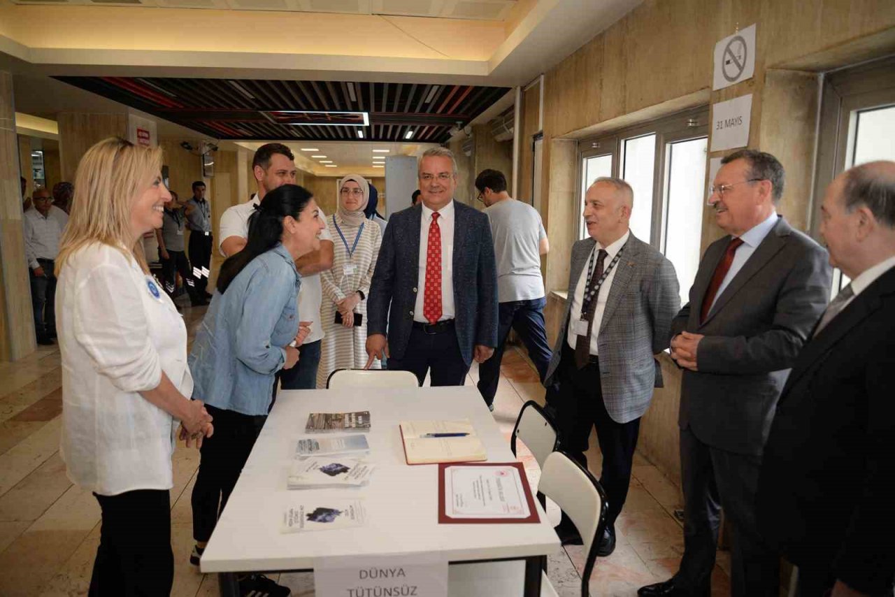 BUÜ Hastanesi ziyaretçilerine tütün ürünlerinin zararları anlatıldı