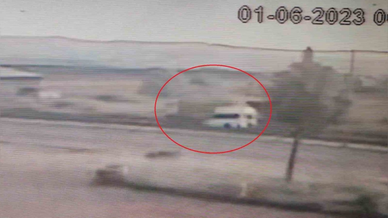 Bursa’da öğretmenin öldüğü, 16 öğrencinin yaralandığı feci kaza kamerada