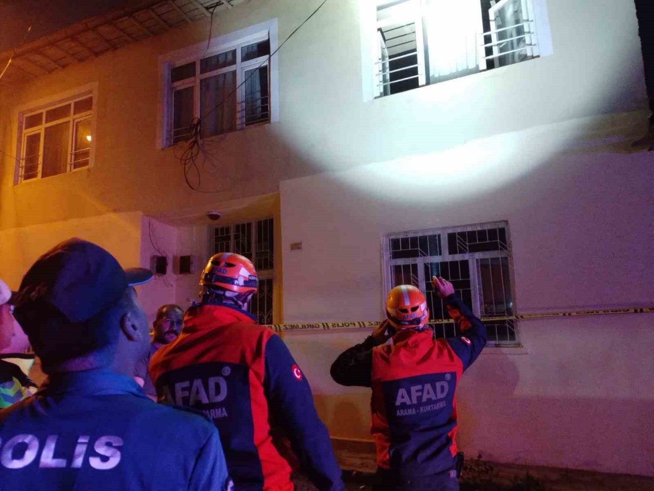 Malatya’da hasarlı evde göçük meydana geldi