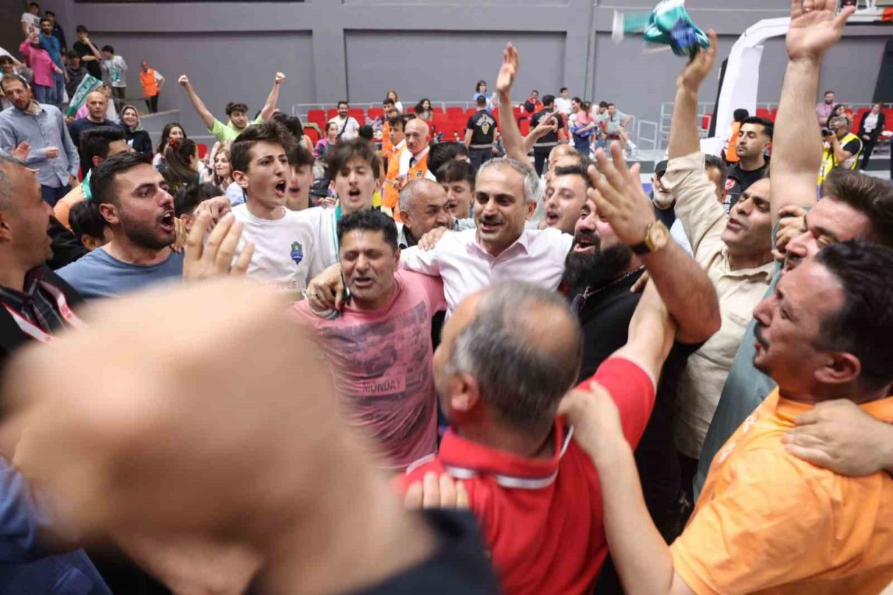 Çayırova Belediyesi 2. Lig’de şampiyon oldu