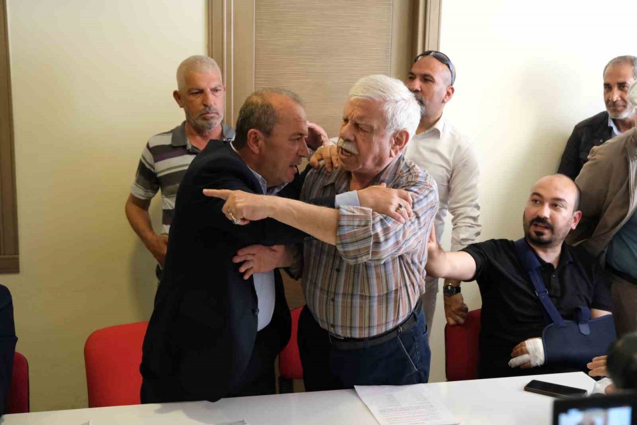 Manisa CHP’de kurultay talebi ortalığı karıştırdı