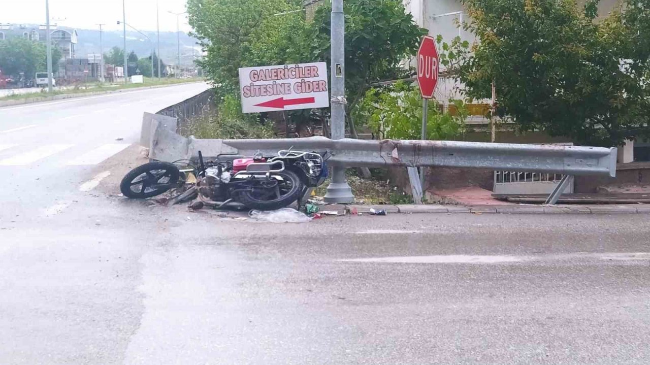Otomobille çarpışan 70 yaşındaki motosiklet sürücüsü hayatını kaybetti