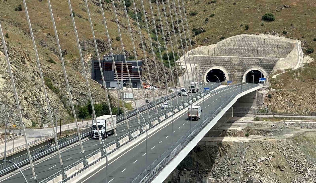 16 şehri birbirine bağlayan ’Fırat’ın gerdanlığı’ Kömürhan Köprüsünü 7 milyondan fazla araç kullandı