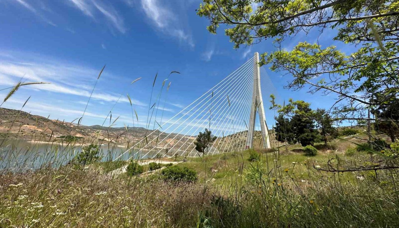 16 şehri birbirine bağlayan ’Fırat’ın gerdanlığı’ Kömürhan Köprüsünü 7 milyondan fazla araç kullandı