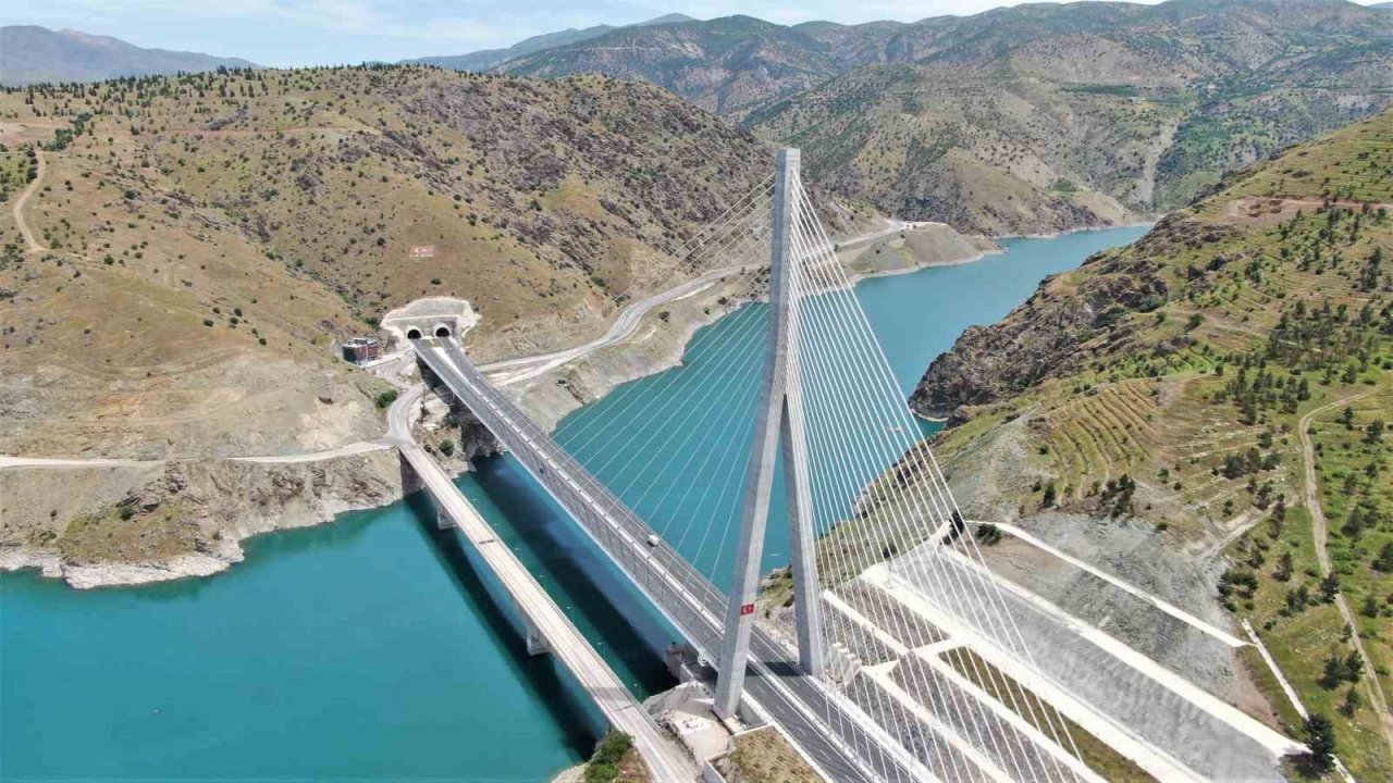 16 şehri birbirine bağlayan ’Fırat’ın gerdanlığı’ Kömürhan Köprüsünü 7 milyondan fazla araç kullandı