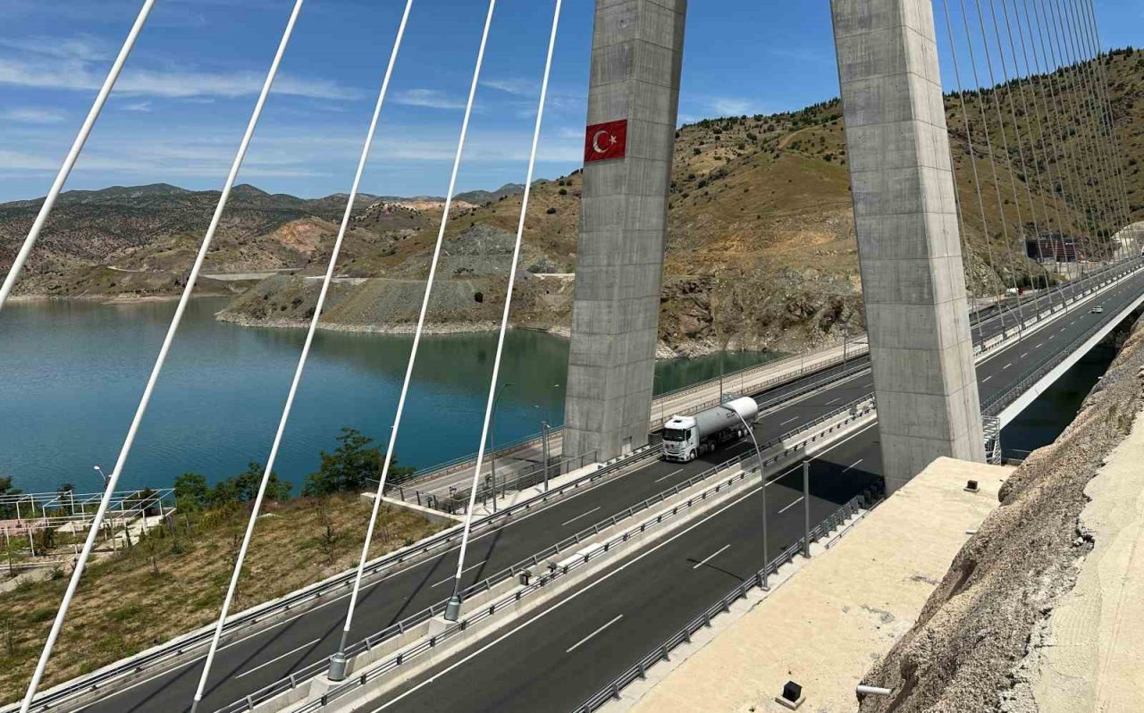 16 şehri birbirine bağlayan ’Fırat’ın gerdanlığı’ Kömürhan Köprüsünü 7 milyondan fazla araç kullandı