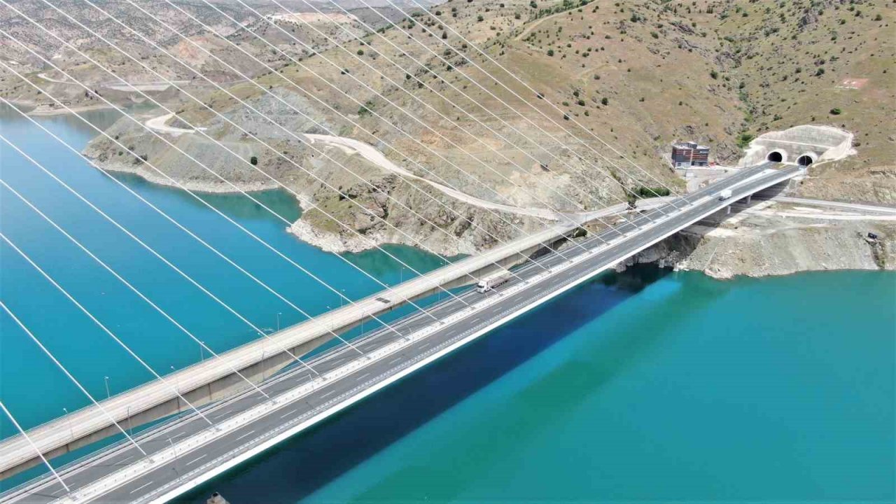 16 şehri birbirine bağlayan ’Fırat’ın gerdanlığı’ Kömürhan Köprüsünü 7 milyondan fazla araç kullandı