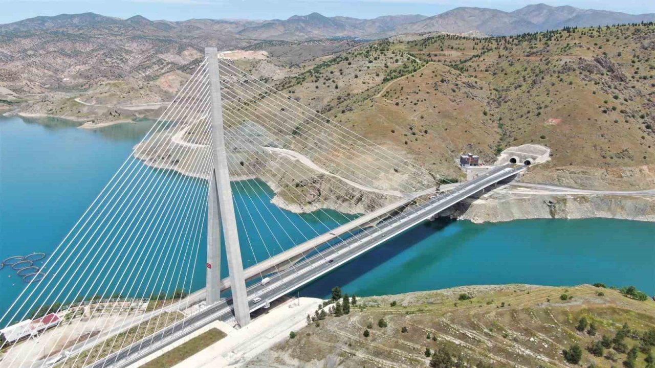 16 şehri birbirine bağlayan ’Fırat’ın gerdanlığı’ Kömürhan Köprüsünü 7 milyondan fazla araç kullandı