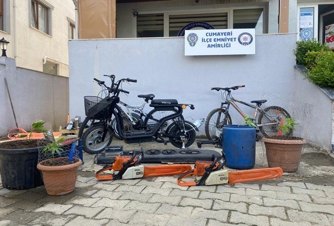 Hırsızlar yakayı ele verdi