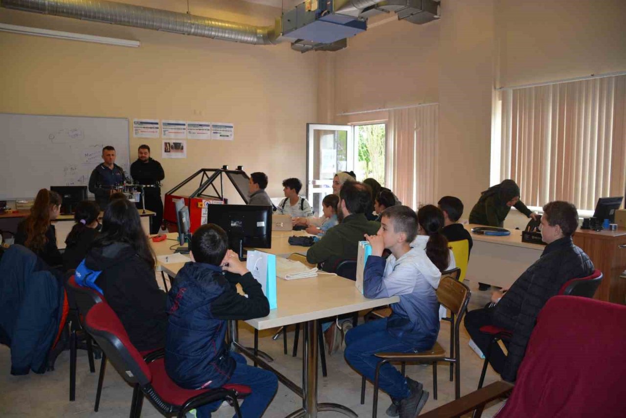 Doldurulmuş hayvan müzesi öğrencilerin ilgisini çekti