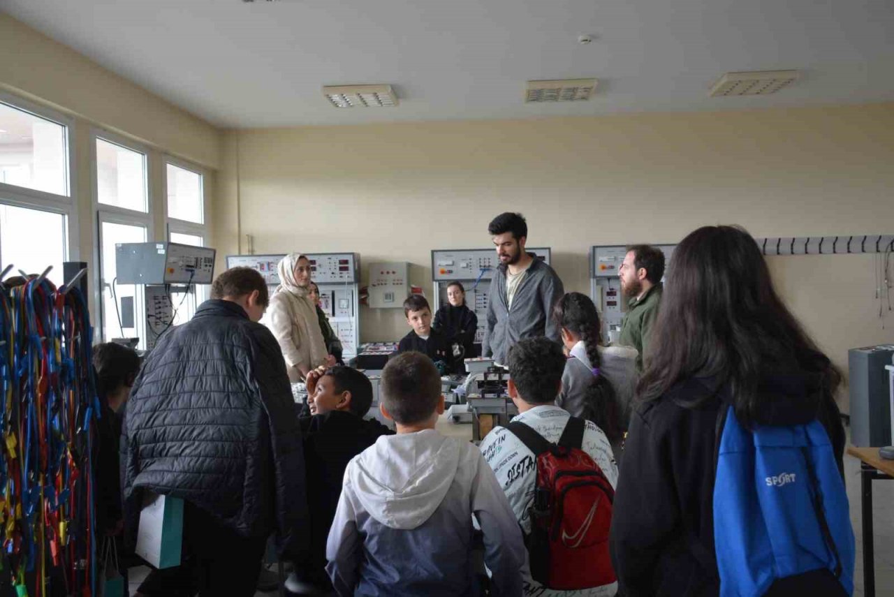 Doldurulmuş hayvan müzesi öğrencilerin ilgisini çekti