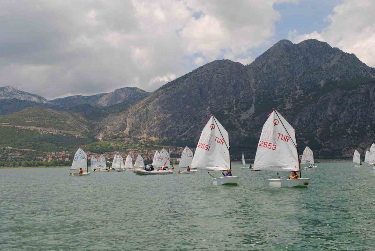 Yelkenler Eğirdir Gölünü süsledi