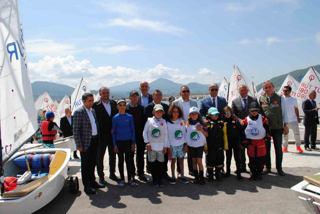 Yelkenler Eğirdir Gölünü süsledi