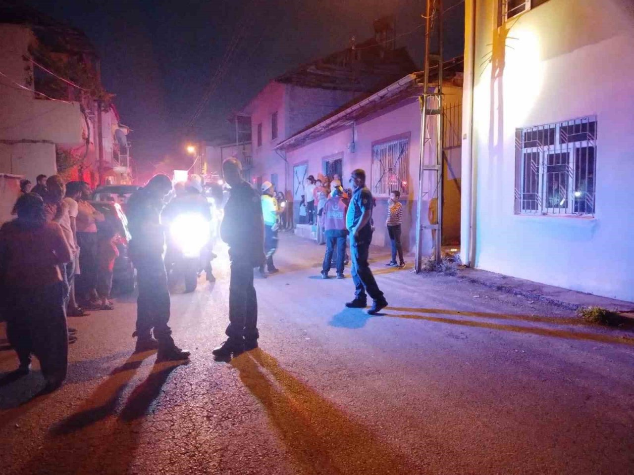 Malatya’da hasarlı evde göçük meydana geldi