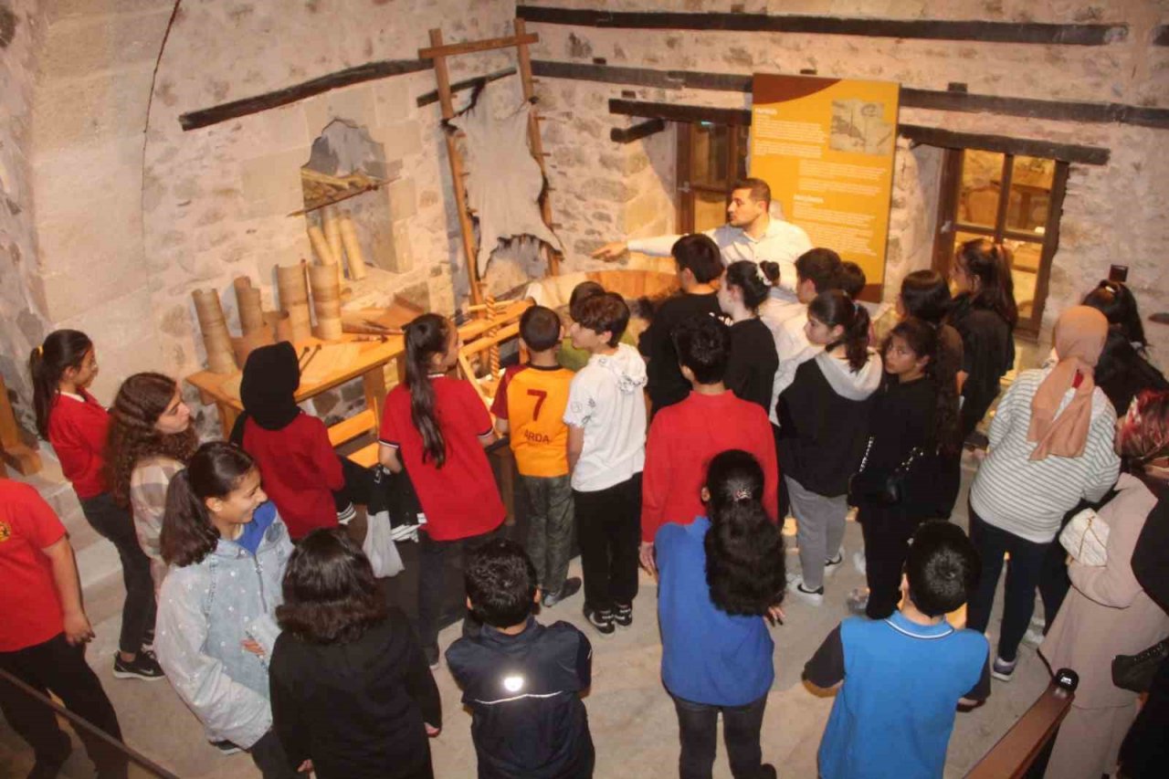 Öğrenciler müzede tarih dersi gördü