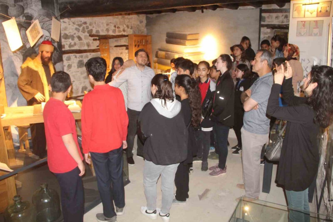 Öğrenciler müzede tarih dersi gördü