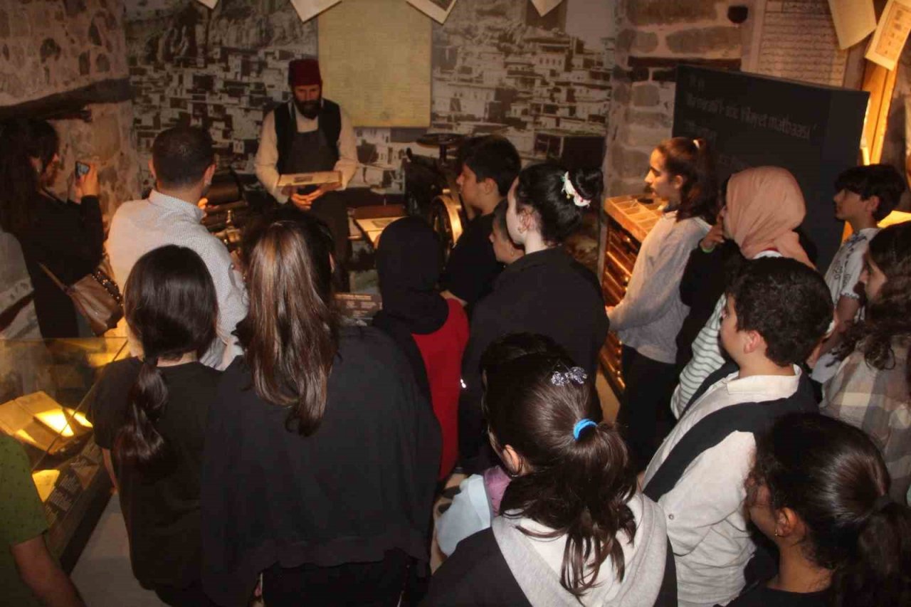 Öğrenciler müzede tarih dersi gördü