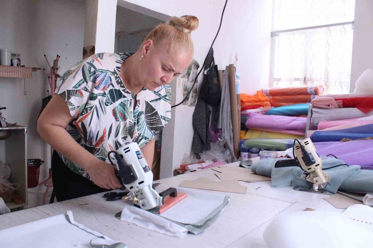 Çocuklara özel abiyeleri ülkenin dört bir yanına gönderiyor