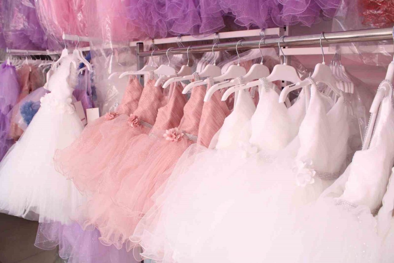 Çocuklara özel abiyeleri ülkenin dört bir yanına gönderiyor