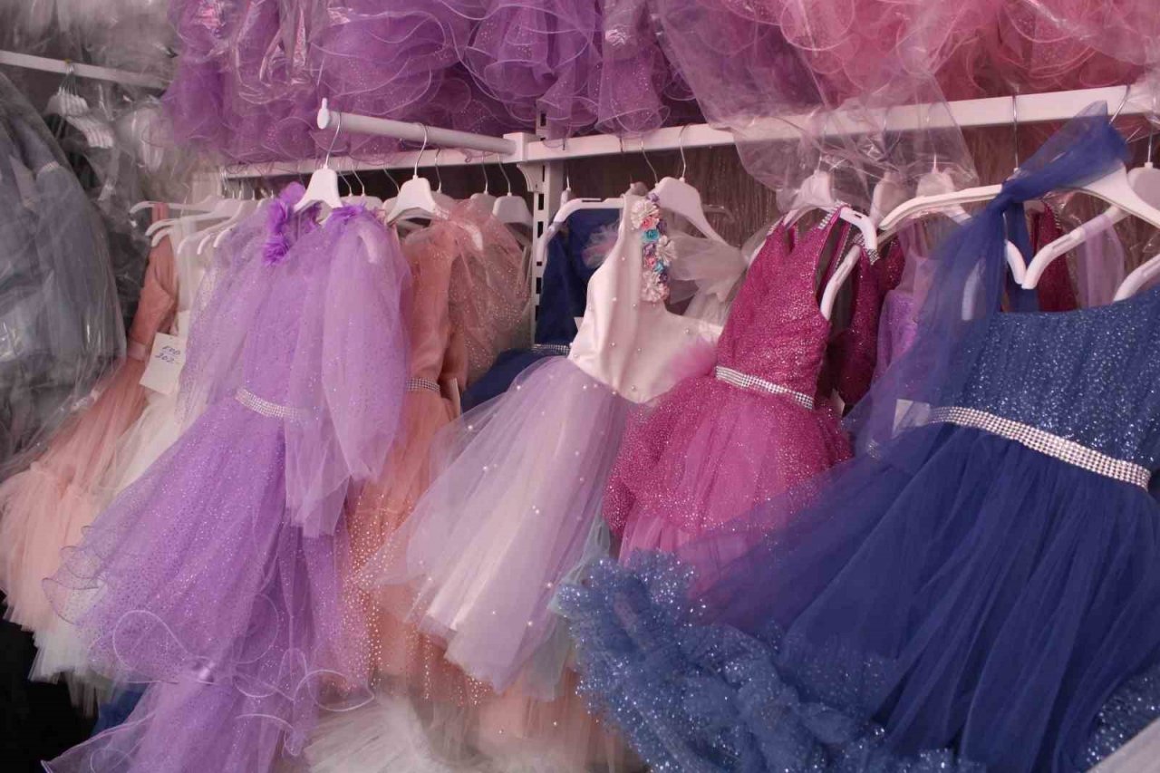 Çocuklara özel abiyeleri ülkenin dört bir yanına gönderiyor