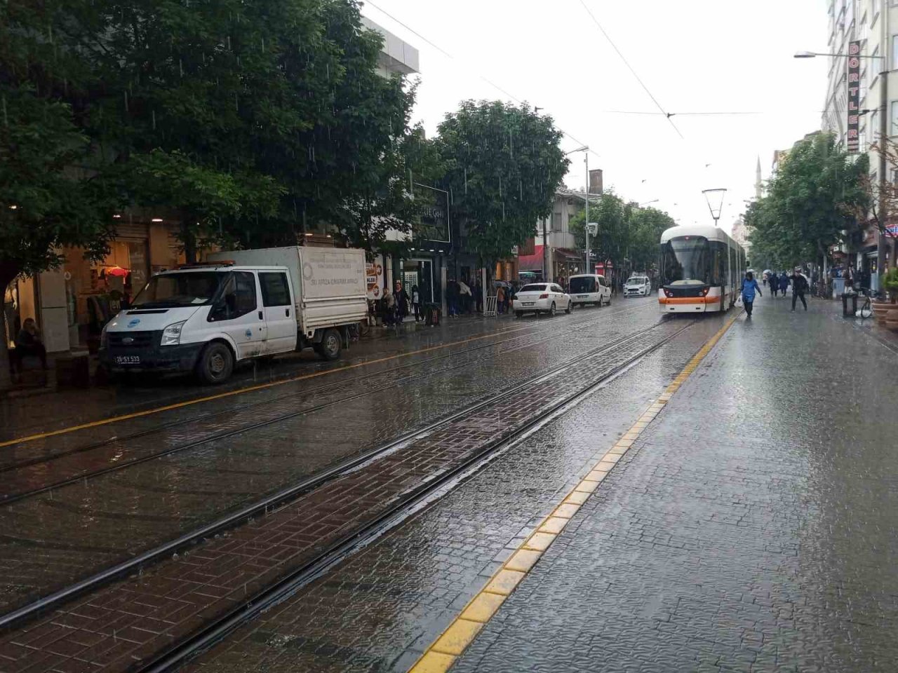 Aniden bastıran yağmurdan nasıl kaçacaklarını bilemediler