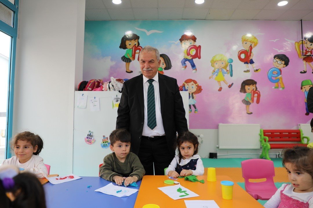 Mahalle kreşlerinde anneler el sanatlarını, çocuklar da eğitimlerini geliştiriyor