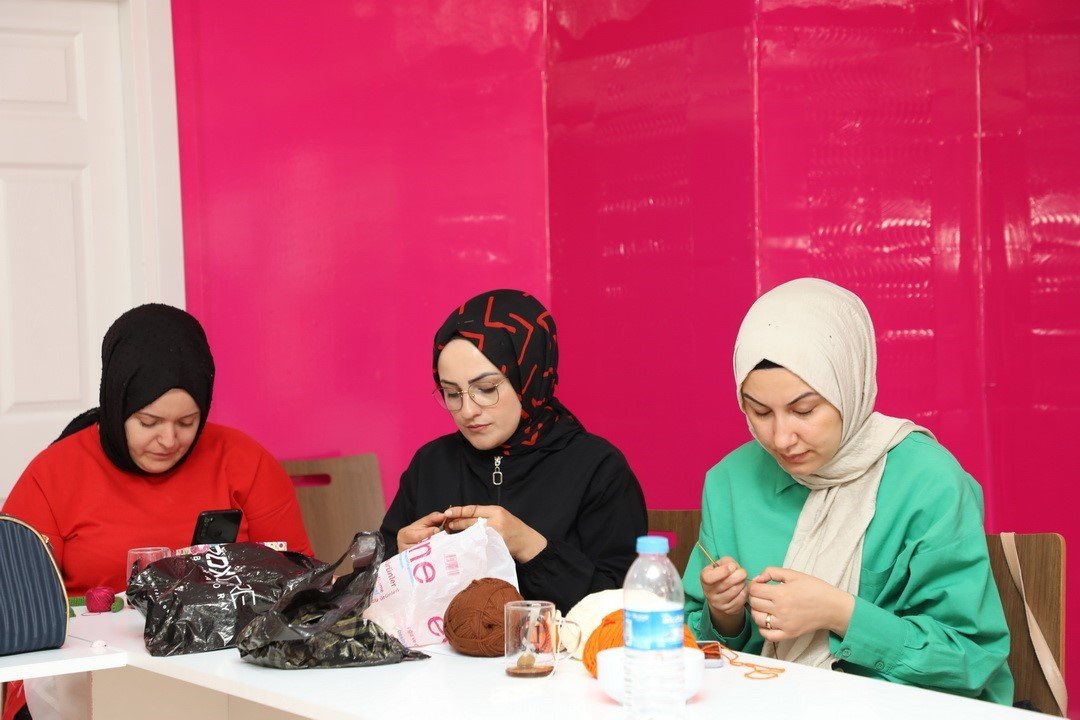 Mahalle kreşlerinde anneler el sanatlarını, çocuklar da eğitimlerini geliştiriyor