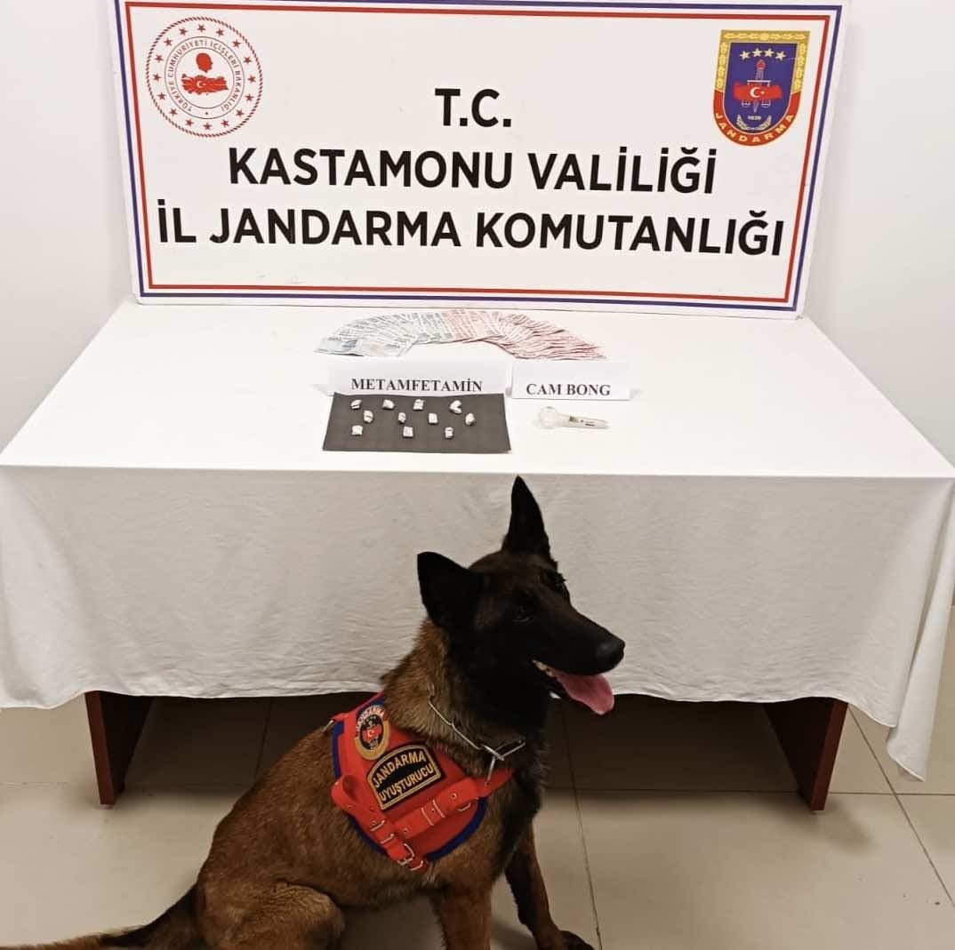 Kastamonu’ya getirdiği uyuşturucu maddeyi piyasaya sürmek isteyen şahıs gözaltına alındı