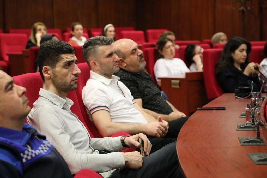 Masa başı çalışan personele ergonomi eğitimi