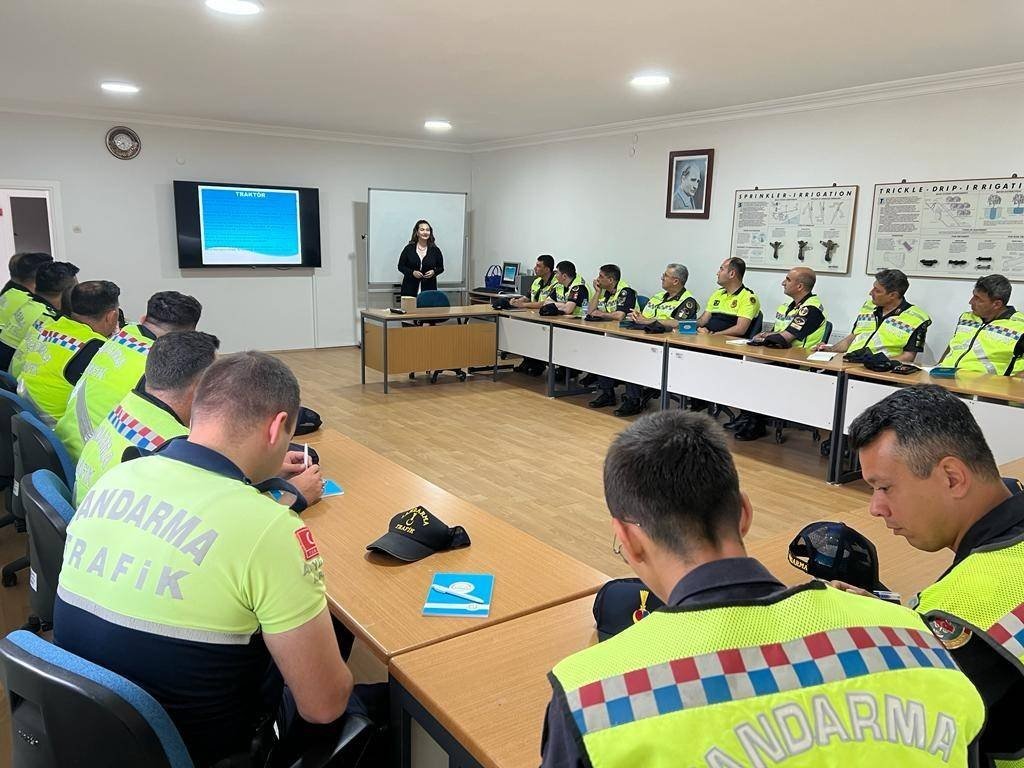 Jandarma personeline traktör kullanımı eğitimi verildi