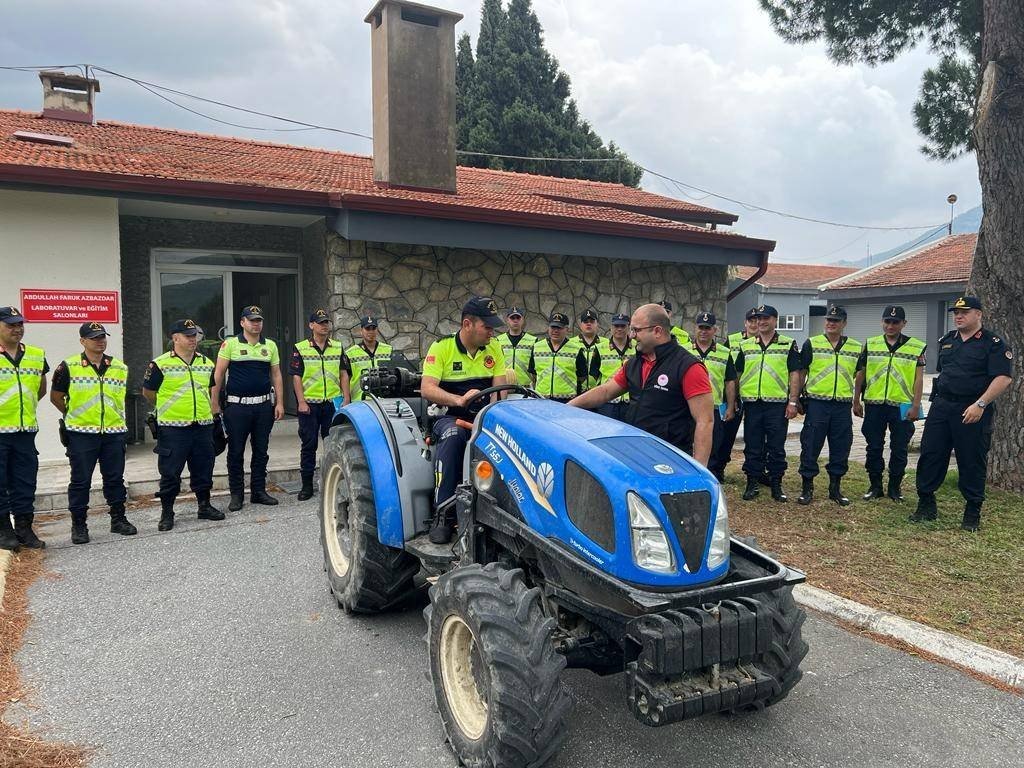Jandarma personeline traktör kullanımı eğitimi verildi