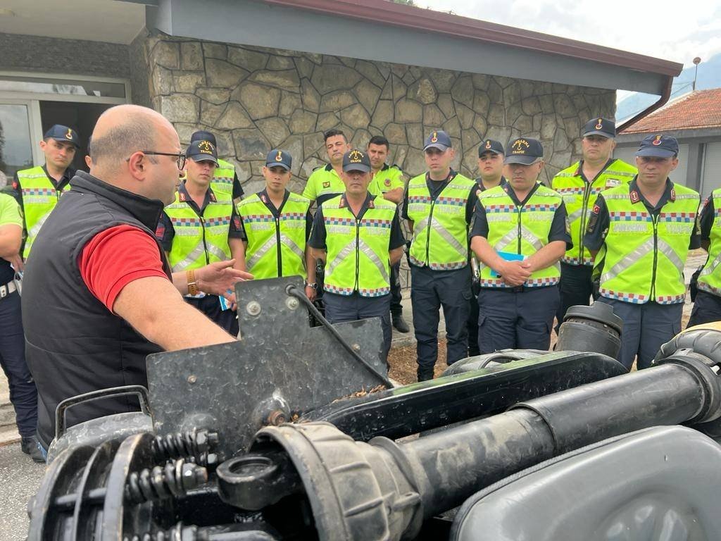 Jandarma personeline traktör kullanımı eğitimi verildi